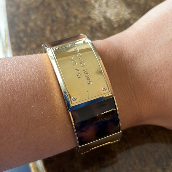 Michael Kors Tortoise Shell Hinged Bangle - Picture 4 of 9